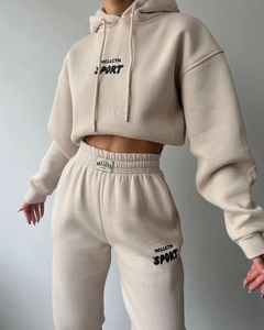 Détail d'un ensemble hoodie court et jogging beige doublé polaire avec logo SPORT