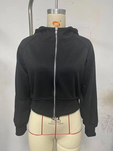 Dettaglio felpa con cappuccio corta nera con maniche raglan e cerniera in metallo argento