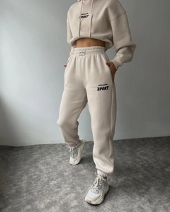 Détail du sweat à capuche court et du jogging taille haute en polaire douce