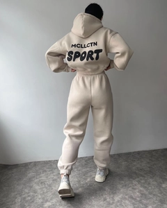 Vue de dos du survêtement beige à capuche avec impression noire MCLLCTN SPORT