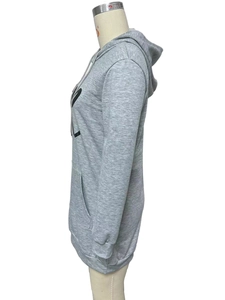 Detailweergave van het zijprofiel en de kangoeroezak van een lichtgrijze hoodie met capuchon