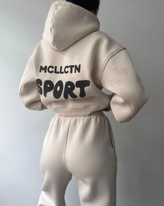 Vue arrière du sweat à capuche court beige et du jogging taille haute avec lettrage