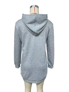 Detailoverzicht van grijze hoodie-jurk met textuur gebreide stof gepresenteerd op een paspop
