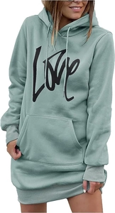 Detail van saliegroene hoodie-jurk met LOVE-print en een grote kangoeroezak