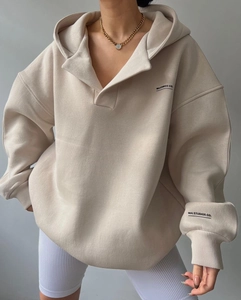 Détail d'un sweat à capuche beige oversize avec col polo et imprimé MAI STUDIOS CO.