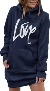 Detail van de marineblauwe hoodie-jurk met LOVE-print en kangoeroezak