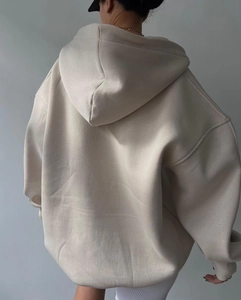 Vue arrière d'un sweat à capuche beige oversize avec épaules tombantes et poignets côtelés