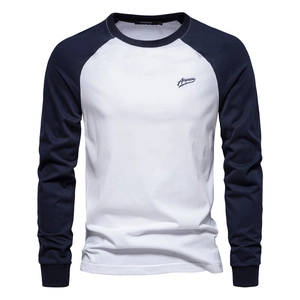 Langärmliges Herren T-Shirt mit Rundhalsausschnitt in Weiß mit dunkelblauen Raglanärmeln