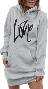 Detail van de grijze hoodie-jurk met LOVE-print en kangoeroezak aan de voorkant