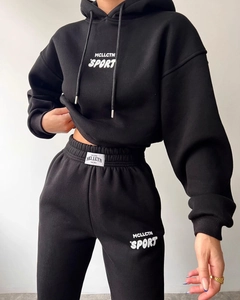 Détails de la marque MCLLCTN SPORT sur un ensemble de survêtement noir à capuche décontracté