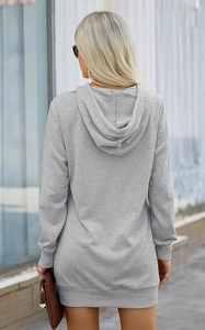Achteraanzicht van een grijze hoodie-jurk met zachte gebreide textuur en casual pasvorm