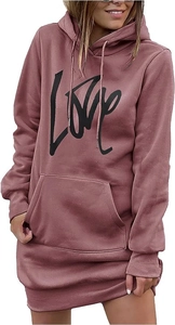 Detail van de oudroze hoodiejurk met LOVE-print en functionele kangoeroezak aan de voorkant