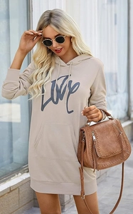Detail van de capuchon met trekkoord en 'LOVE' print op de beige hoodie-jurk