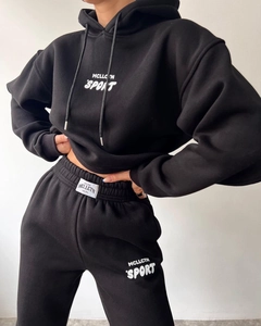 Détail du survêtement noir avec ceinture élastique logotypée et texte MCLLCTN SPORT