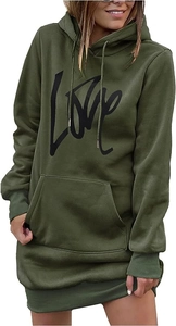 Detail van legergroene hoodie-jurk met lange mouwen, zwarte LOVE-print en kangoeroezak