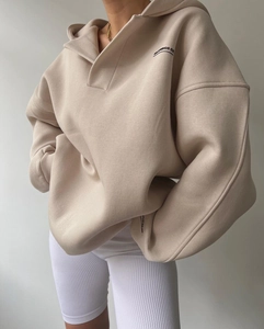 Détail du sweat à capuche beige oversize avec l'imprimé de lettres ADU STUDIOS CO.