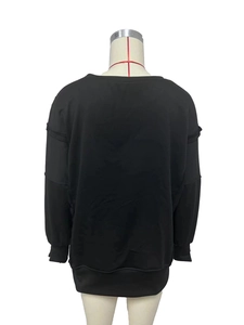 Achteraanzicht van zwarte oversized sweatshirt met verlaagde schoudernaden en ribboorden