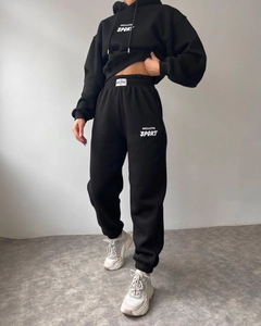 Détail de l'ensemble sweat à capuche noir avec impression blanche et poignets élastiques