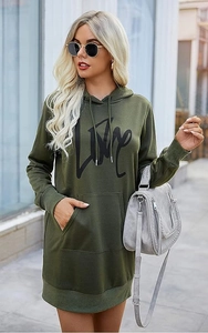 Detail van de legergroene hoodie-jurk met zwarte LOVE-print en trekkoord in de capuchon