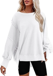 Detail van de zijsplit-zoom en decoratieve stiksels op het witte oversized sweatshirt