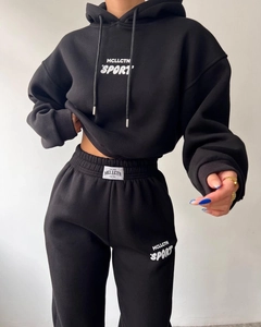 Détail de l'étiquette MCLLCTN SPORT et du cordon de serrage sur le jogging en polaire noir