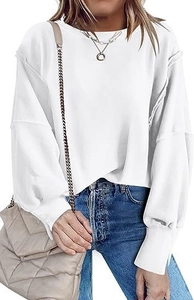 Detail van wit oversized sweatshirt met verlaagde schouders en zichtbare stiksels