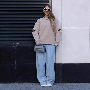 Sweat-shirt minimaliste beige avec découpes aux coudes et pantalon large fluide