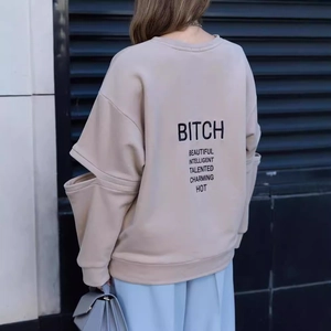 Sweat-shirt beige avec imprimé au dos et découpes originales sur les manches