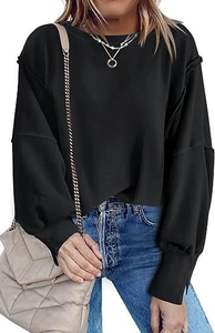 Detail van zwart oversized sweatshirt met geribbelde manchetten en zijsplit ontwerp