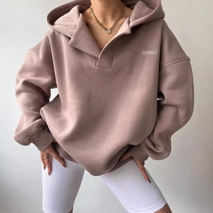 Sweat à capuche oversize vieux rose avec col en V et logo minimaliste pour femmes