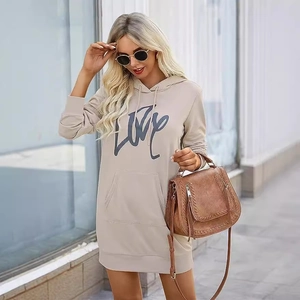 Beige damesjurk met capuchon, LOVE-opdruk, lange mouwen en kangoeroezak