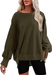 Vooraanzicht van een olijfgroen oversized sweatshirt met ruwe naden en verlaagde schouders