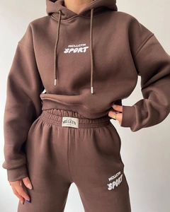 Détail de l'ensemble de sport marron mocha avec imprimé MCLLCTN SPORT blanc sur le sweat
