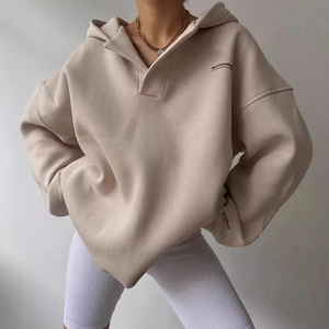 Sweat à capuche oversize beige avec col polo et imprimé MAI STUDIOS en maille épaisse