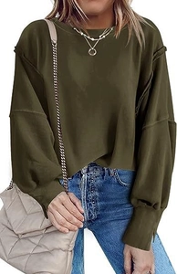 Detail van legergroen oversized sweatshirt met raw-edge naden en verlaagde schouderlijn