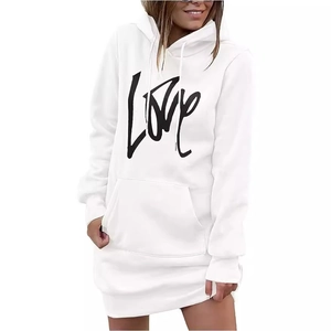 Witte hoodie-jurk met lange mouwen, zwarte LOVE-print en handige kangoeroezak aan de voorzijde