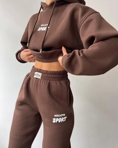 Détail du survêtement marron en polaire montrant l'imprimé MCLLCTN SPORT et la taille haute