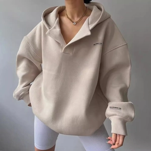 Sweat à capuche oversize en polaire avoine avec col à revers et imprimé sobre