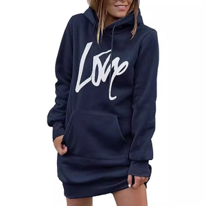 Middellange donkerblauwe hoodie-jurk met witte LOVE-print en een handige kangoeroezak