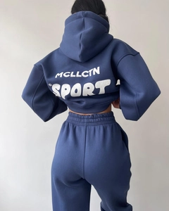 Vue arrière du survêtement bleu marine avec imprimé blanc MCLLCTN SPORT sur le sweat