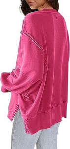 Detail van de oversized roze sweatshirt met zichtbare naden en zijsplit in de zoom