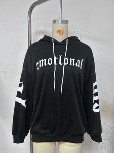 Détail de l'imprimé texte gothique sur sweat à capuche noir avec poignets côtelés et cordon