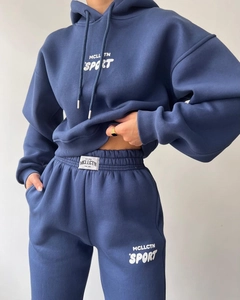 Détail d'un ensemble hoodie bleu marine en polaire avec impression blanche MCLLCTN SPORT