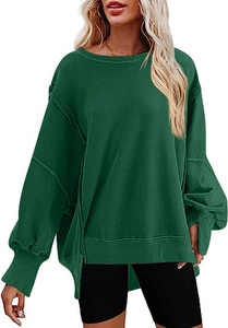 Detail van een donkergroen oversized sweatshirt met siernaden en geribbelde manchetten