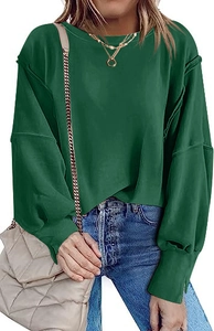 Detail van donkergroene oversized sweater met verlaagde schouders en geribbelde manchetten
