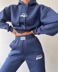 Détail d'un ensemble sweat à capuche et jogging bleu marine avec imprimé MCLLCTN