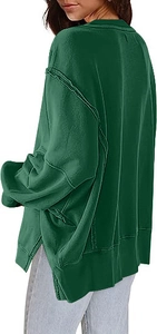 Detailoverzicht van oversized donkergroen sweatshirt met zijsplitten en verlaagde schouders