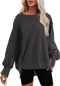 Detail van antraciet oversized sweatshirt met zichtbare naden en zijsplit aan de zoom
