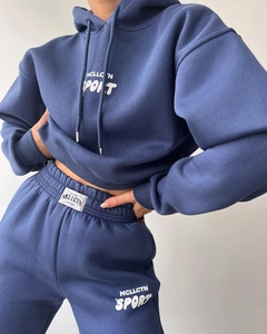 Détail d'un survêtement en molleton bleu marine avec logo MCLLCTN SPORT et poignets