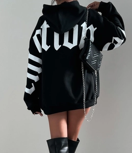 Vue arrière du sweat à capuche noir oversize avec lettrage Studio gothique blanc